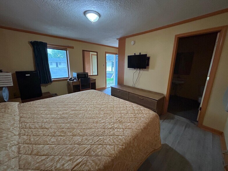 More Photos Of 7920 US Highway 51 N, Millington Hotel For Sale