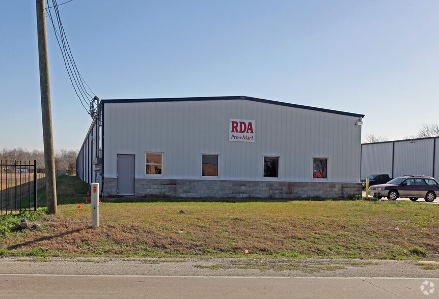 More Photos Of 5548 North Main St, Baytown Warehouse For Lease