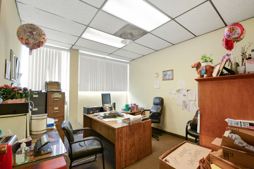 More Photos Of 623 Young St, Santa Ana Manufacturing For Sale