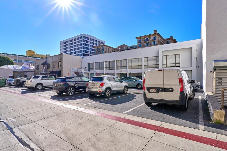 More Photos Of 220-228 N Canon Dr, Beverly Hills Loft Creative Space For Lease