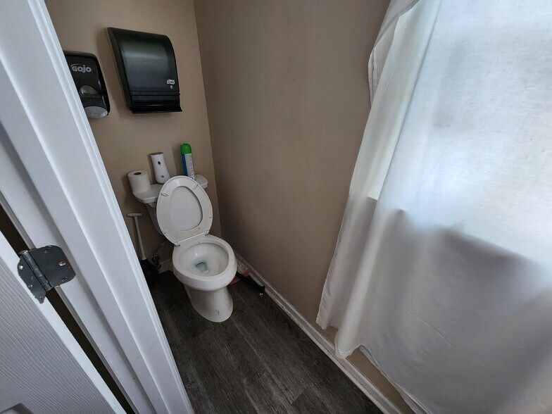 More Photos Of 900 Baker Ave, Augusta Office For Sale