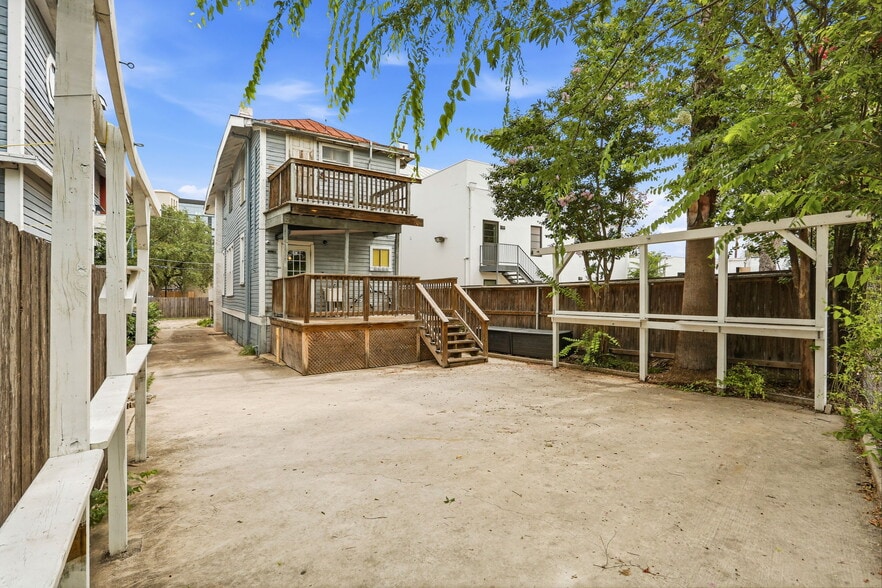 More Photos Of 318 Martinez St, San Antonio Storefront Retail Office For Lease
