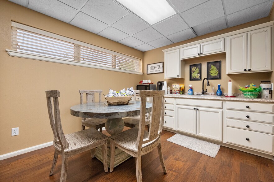 More Photos Of 2529 74th St, Lubbock Office For Lease
