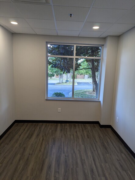 More Photos Of 3011 Harrah Dr, Spring Hill Office For Lease