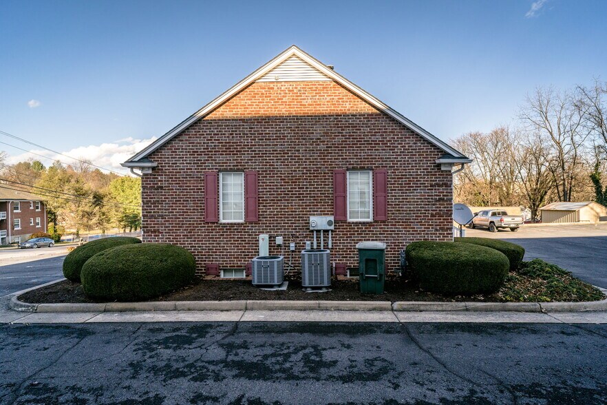 More Photos Of 413 N Coalter St, Staunton Office Residential For Lease