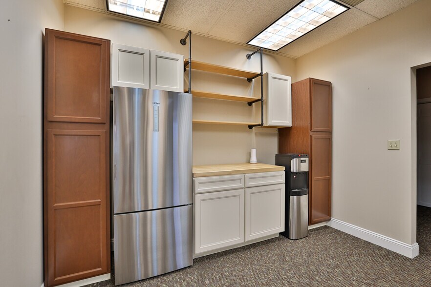 More Photos Of 3 Club Centre Ct, Edwardsville Office For Lease