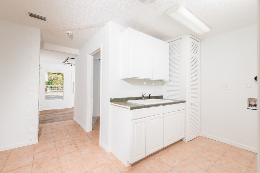 More Photos Of 800 E Melbourne Ave, Melbourne Storefront Retail Office For Lease