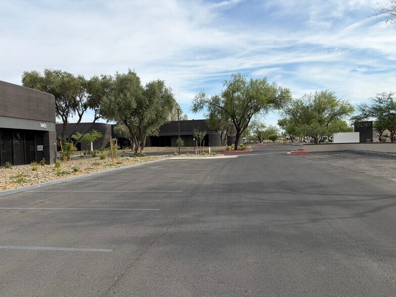 More Photos Of 14455 N Hayden Rd, Scottsdale Light Distribution For Sale