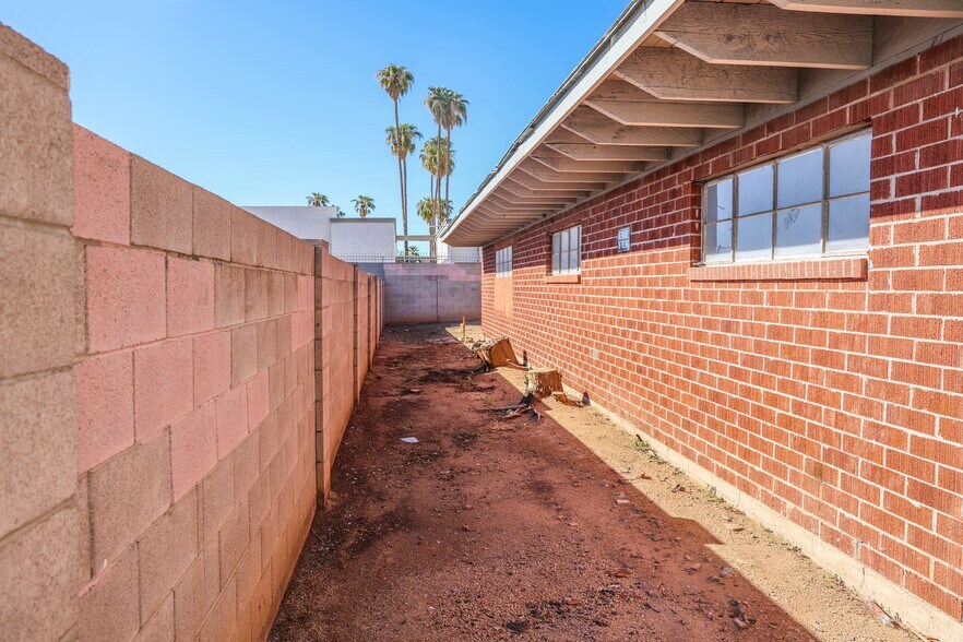 More Photos Of 2423 W Campbell Ave, Phoenix Warehouse For Lease