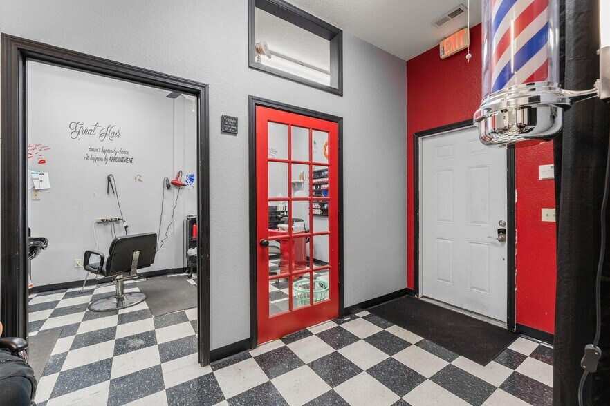 More Photos Of 208 N Main St, Nixa Freestanding For Sale