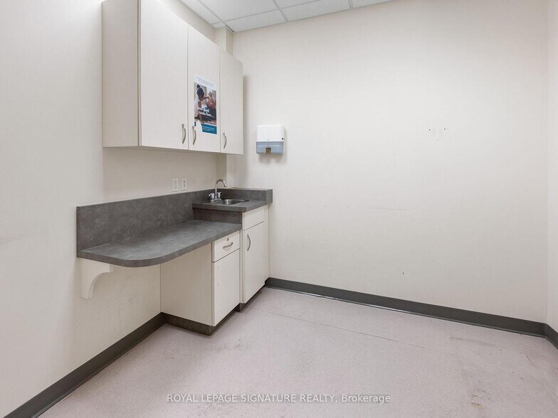 More Photos Of 1560 Queen St W, Toronto Storefront Retail Office For Lease