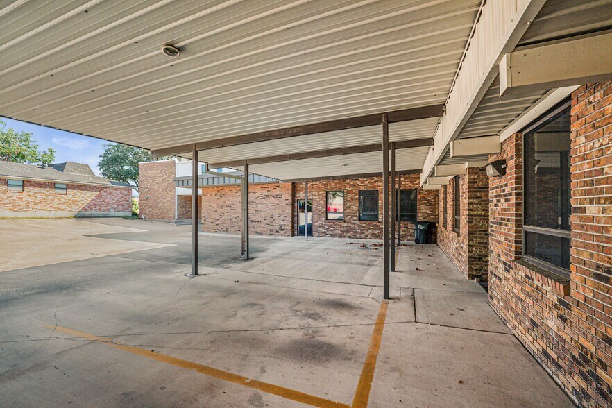 More Photos Of 207 N Ridgeway Dr, Cleburne Office For Sale