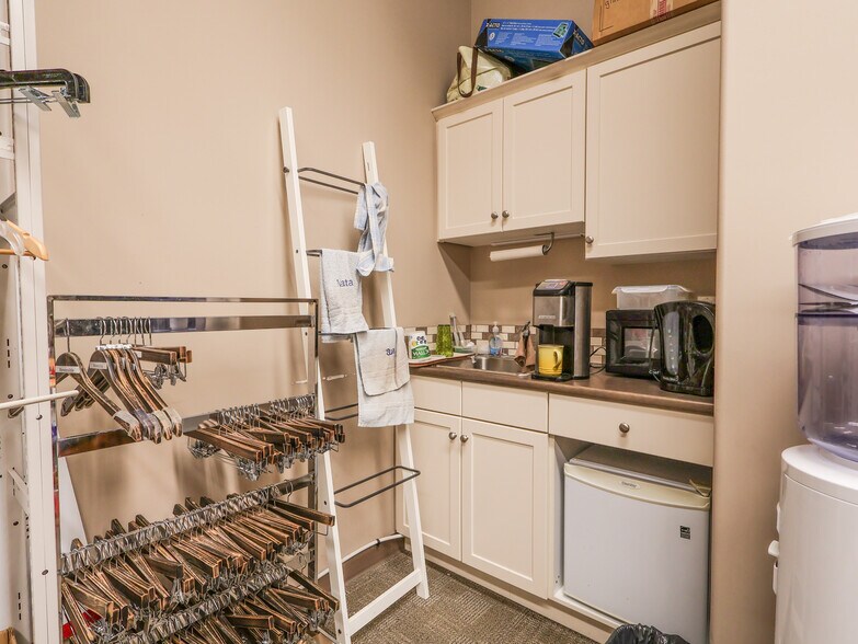 More Photos Of 4817 50 Street, Stettler Storefront Retail Office For Sale