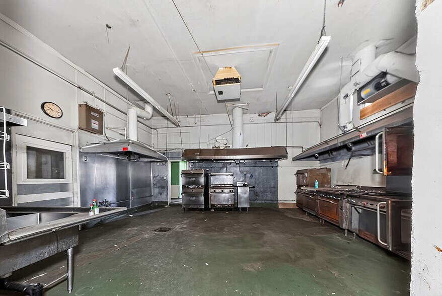 More Photos Of 435 S Main St, Burbank General Retail For Sale