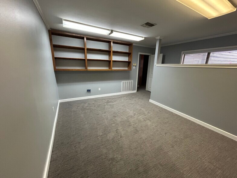 More Photos Of 2003 E US Highway 84, Palestine Office For Sale