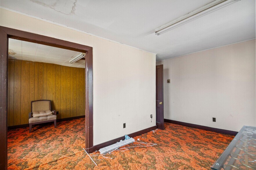 More Photos Of 333 Main St, Gainesville Office For Sale