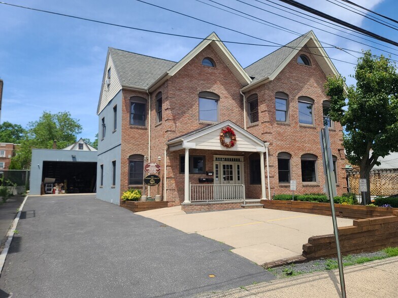 Primary Photo Of 19 Orchard St, Manhasset Office For Lease