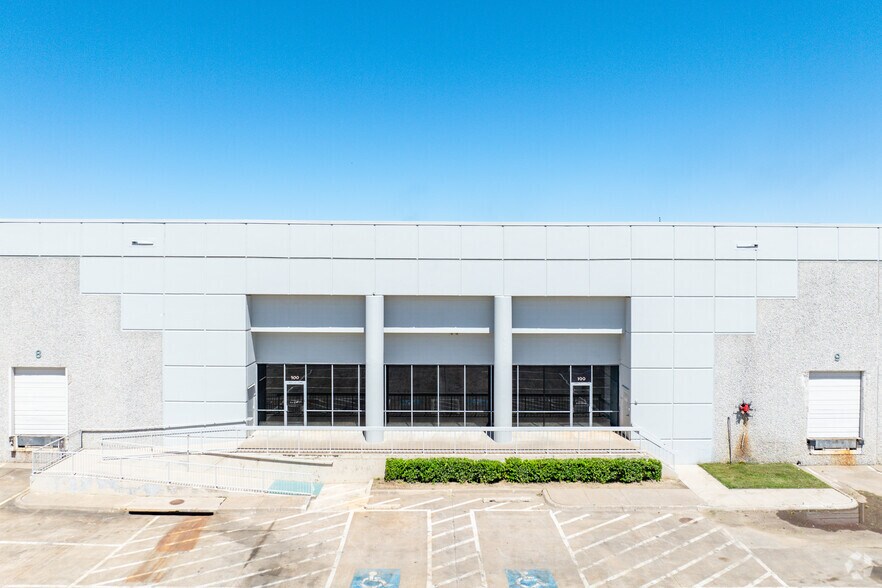 More Photos Of 2951 N Great Southwest Pky, Grand Prairie Distribution For Lease