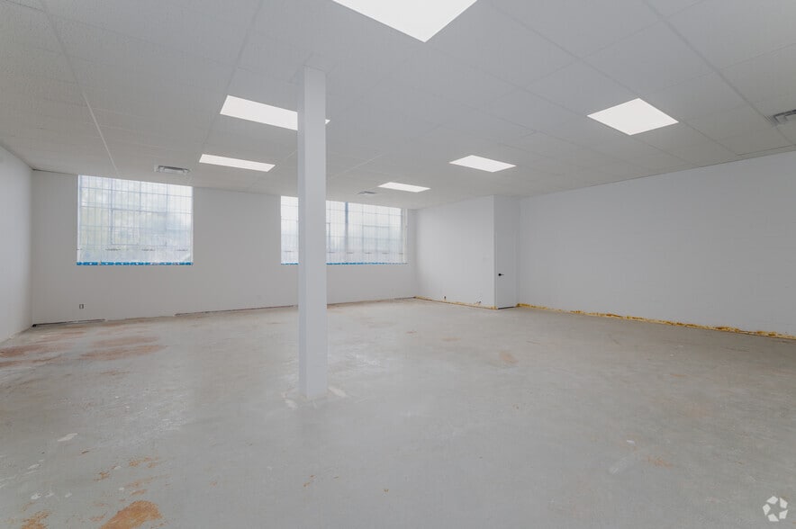 More Photos Of 340-390 Saskatoon St, London Showroom For Lease