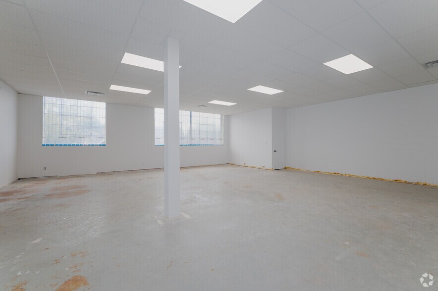 More Photos Of 340 Saskatoon St, London Showroom For Lease