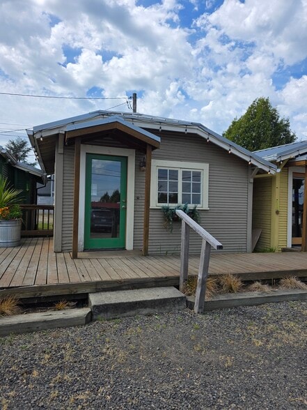 More Photos Of 407 W Main St, Carlton Storefront Retail Residential For Lease