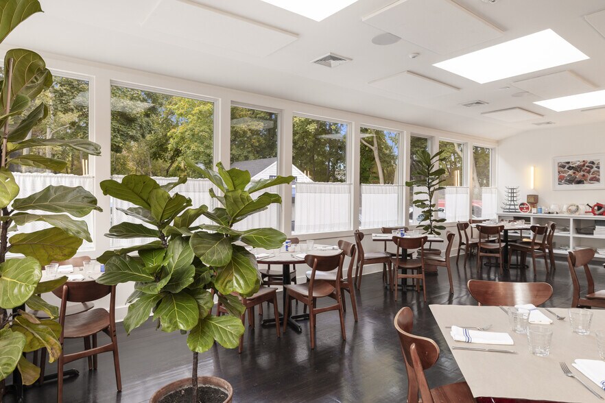 More Photos Of 1970 Montauk Hwy, Bridgehampton Restaurant For Sale