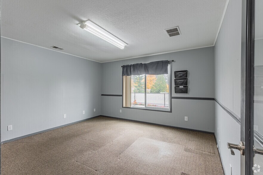 More Photos Of 6823 SW Canyon Rd, Portland Office For Lease