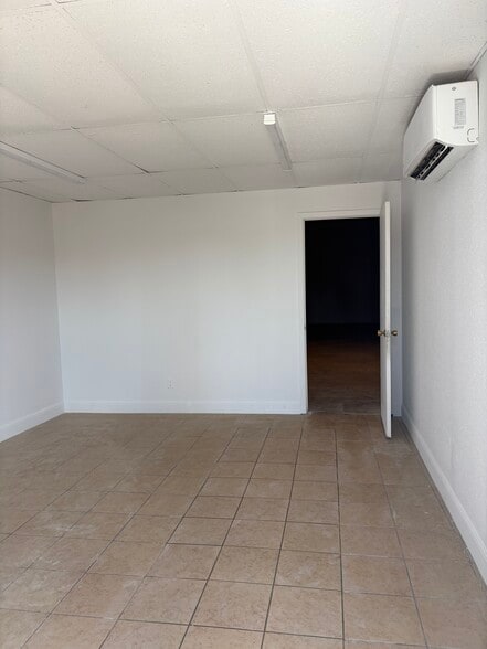 More Photos Of 7999 Hansen Rd, Houston Unknown For Lease