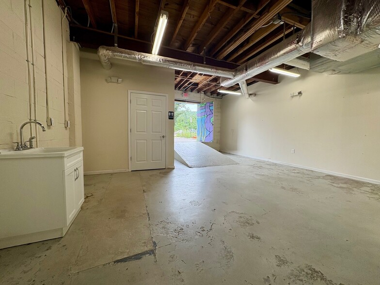 More Photos Of 186 Coxe Ave, Asheville Showroom For Sale