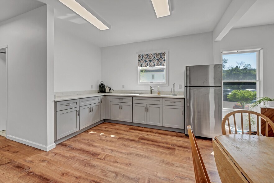 More Photos Of 14 Elm St, New Milford Office For Lease