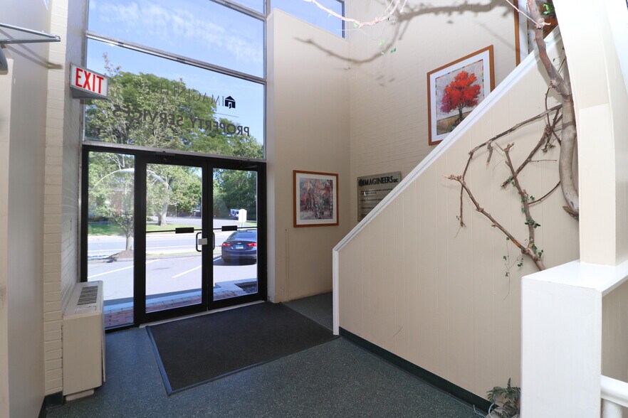 More Photos Of 631-635 Farmington Ave, Hartford Office For Sale