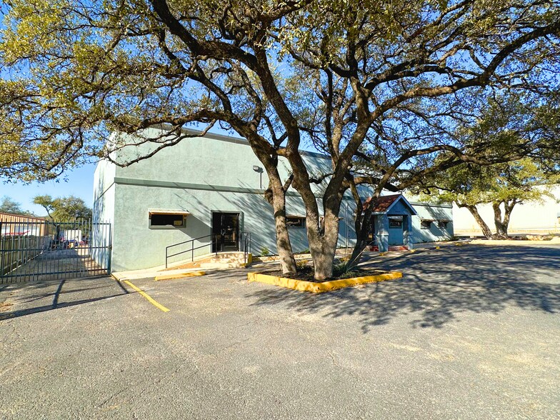 More Photos Of 15444 Tradesman Dr, San Antonio Research And Development For Lease
