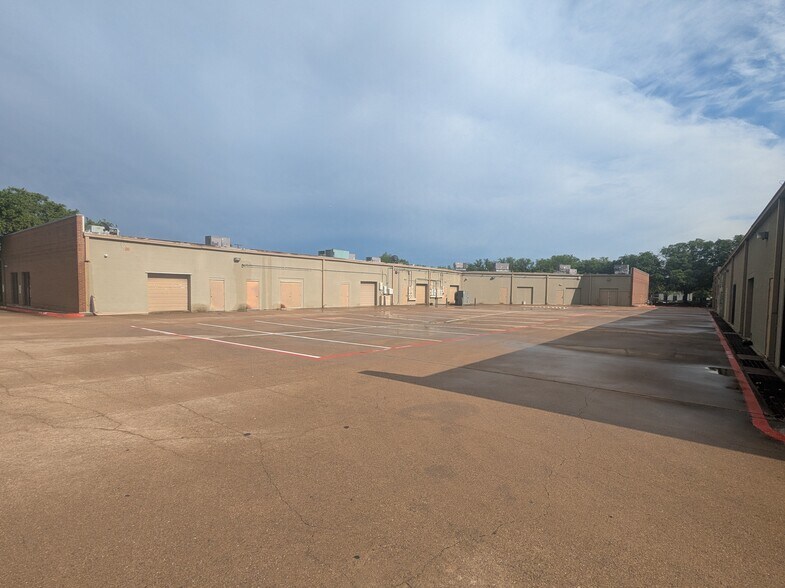 More Photos Of 4100-4108 Amon Carter Blvd, Fort Worth Showroom For Lease