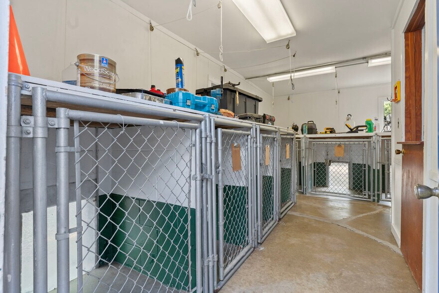 More Photos Of 4403 S Roberts Rd, Island Lake Veterinarian Kennel For Sale