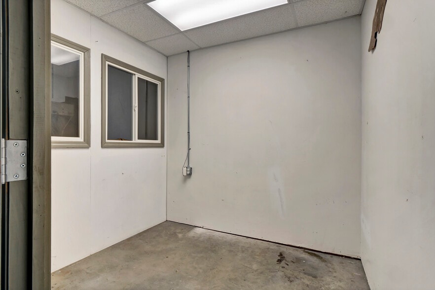 More Photos Of 1316 S 5th Ave, Wilmington Service For Sale