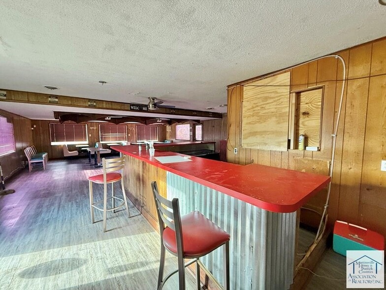 More Photos Of 82 Saddleridge Rd, Bassett Restaurant For Sale