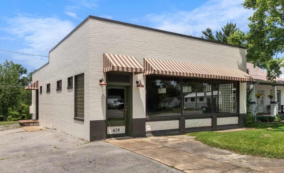 Primary Photo Of 628 Cumberland Dr, Clarksville Freestanding For Lease