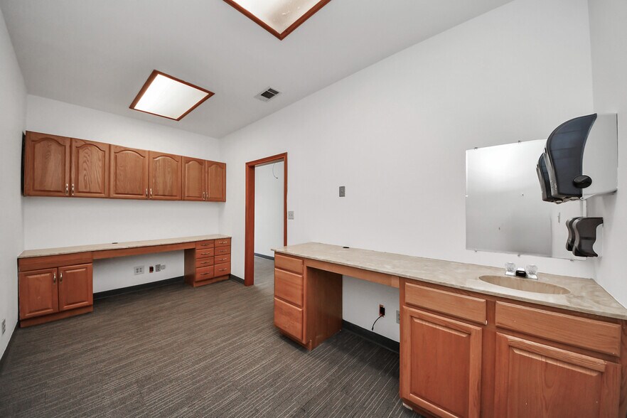 More Photos Of 13615 Bellaire Blvd, Houston Medical For Lease