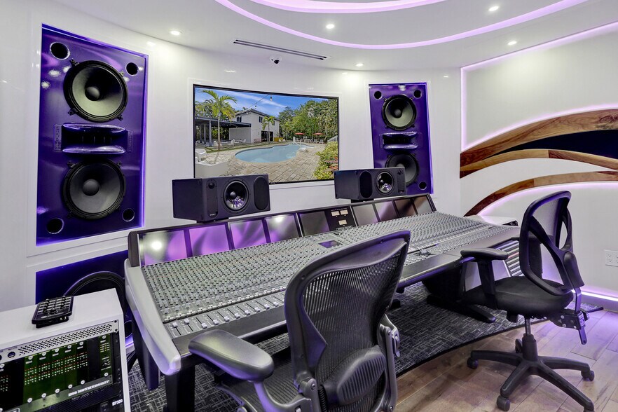 More Photos Of 430 Ne 121st St, Biscayne Park Movie Radio TVStudio For Sale