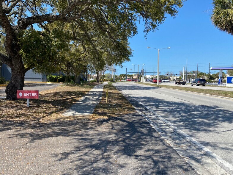 More Photos Of 6424 Embassy Blvd, Port Richey Office For Lease