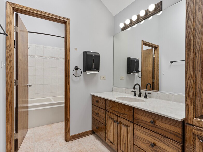 More Photos Of 22660 S Harlem Ave, Frankfort Flex For Sale