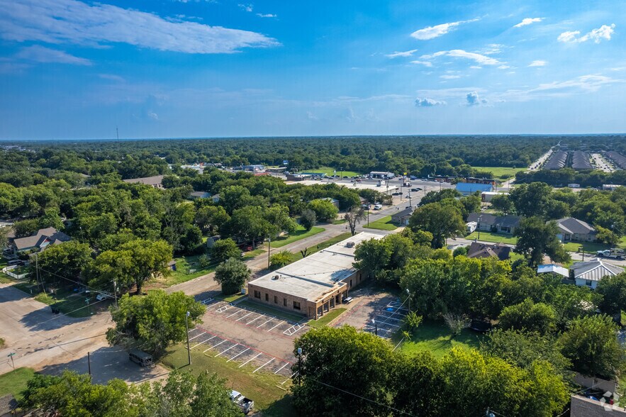 More Photos Of 1300 N Anglin, Cleburne Office For Lease