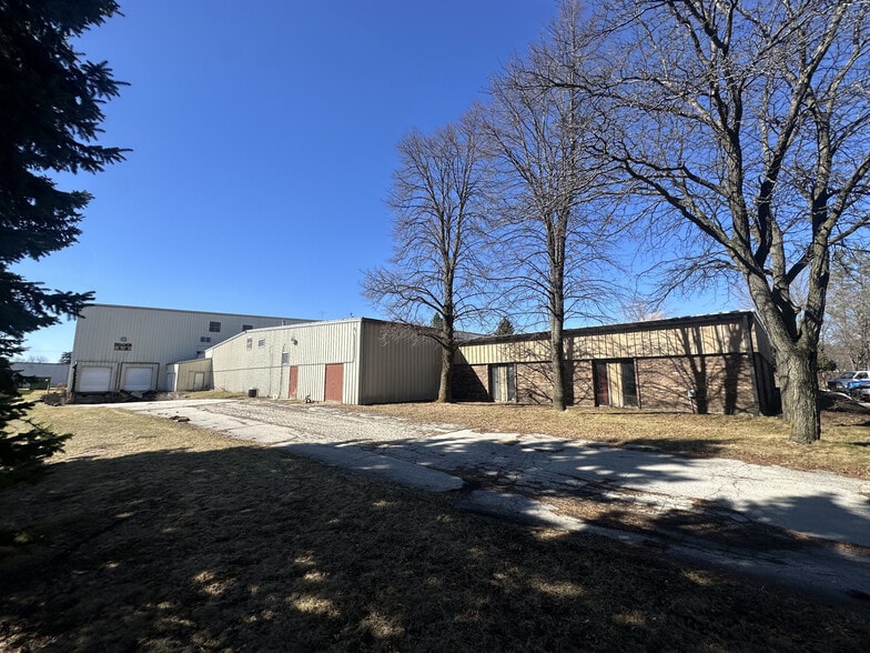 Primary Photo Of 525 Norton Dr, Hartland Light Manufacturing For Sale