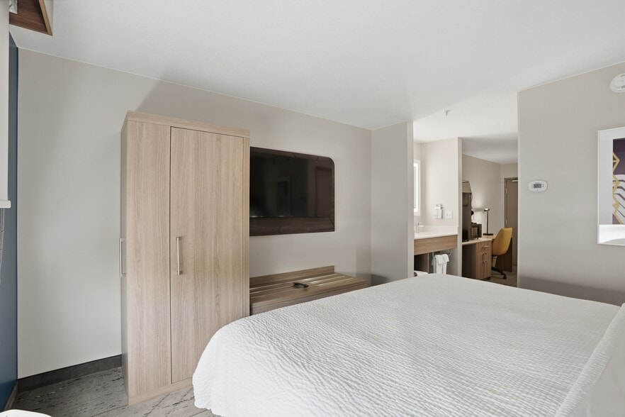 More Photos Of 10680 S Auto Mall Dr, Sandy Hotel For Sale