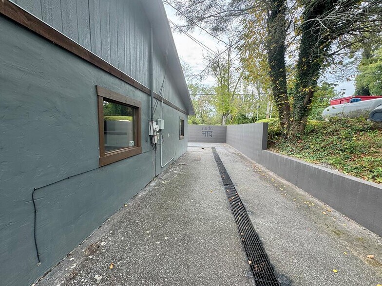 More Photos Of 3900 E First St, Blue Ridge Office Residential For Lease