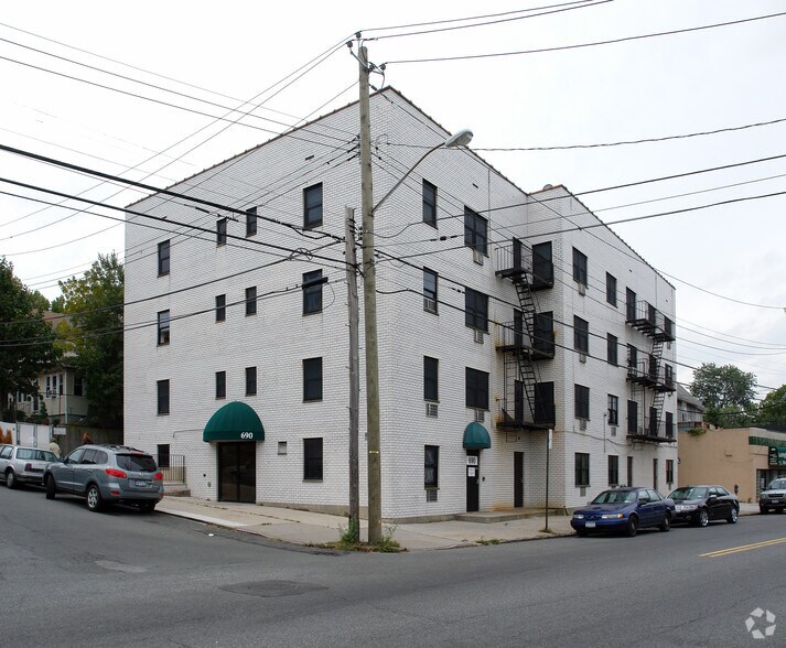 More Photos Of 690 Castleton Ave, Staten Island Apartments For Lease