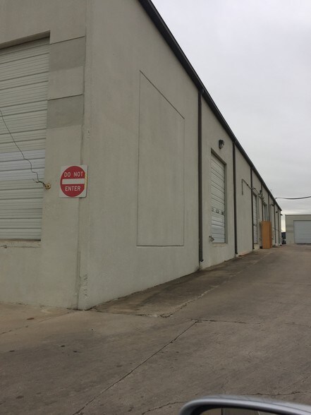 More Photos Of 7301 W Pioneer Pky, Arlington Light Manufacturing For Lease