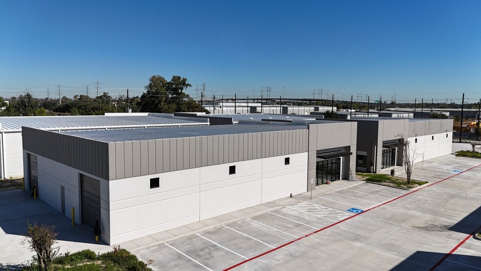 More Photos Of 5708 McCracken Rd, Houston Warehouse For Lease