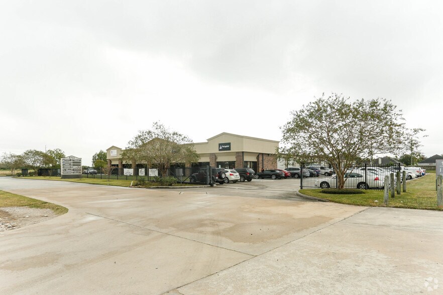 More Photos Of 6711 N Sam Houston Pky W, Houston Warehouse For Lease