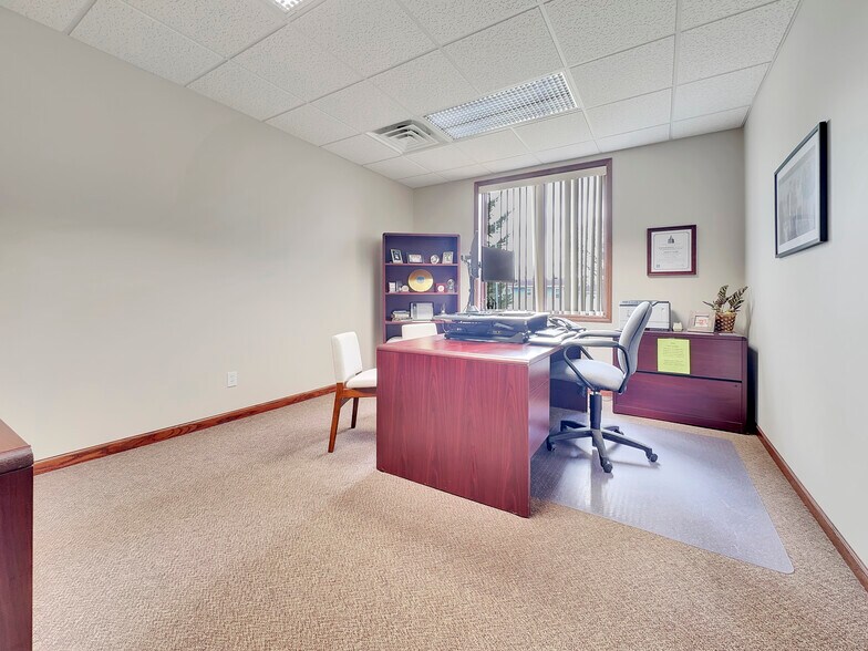 More Photos Of 808 4th St NE, Hampton Office For Sale